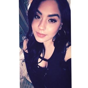 Meet your Posher, Yamila